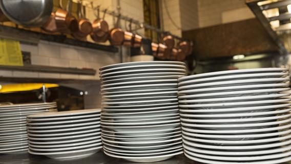 Des piles d'assiettes sur un comptoir de cuisine