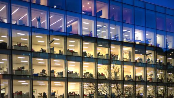 des dizaines de bureaux aux baies vitrées