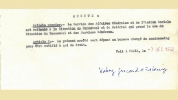 Extrait de l&rsquo;arr&ecirc;t&eacute; de cr&eacute;ation de la Direction du personnel et des services g&eacute;n&eacute;raux (DPSG) en 1962, sign&eacute; de la main de Val&eacute;ry Giscard d'Estaing