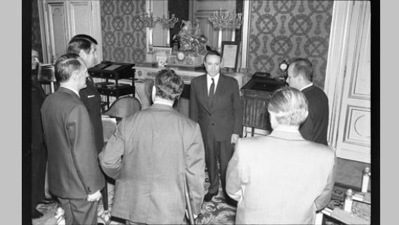 Signature d’un contrat de programme dans le secteur de la chaussure par Michel Debré et la Fédération nationale de l’industrie de la chaussure de France le 21 juin 1967