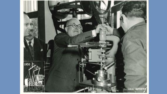 Vincent Auriol au stand de la Monnaie à la Foire de Paris (1950)