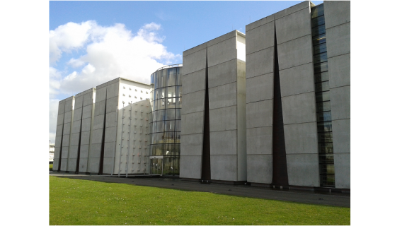 Vue de la façade du centre de conservation des archives