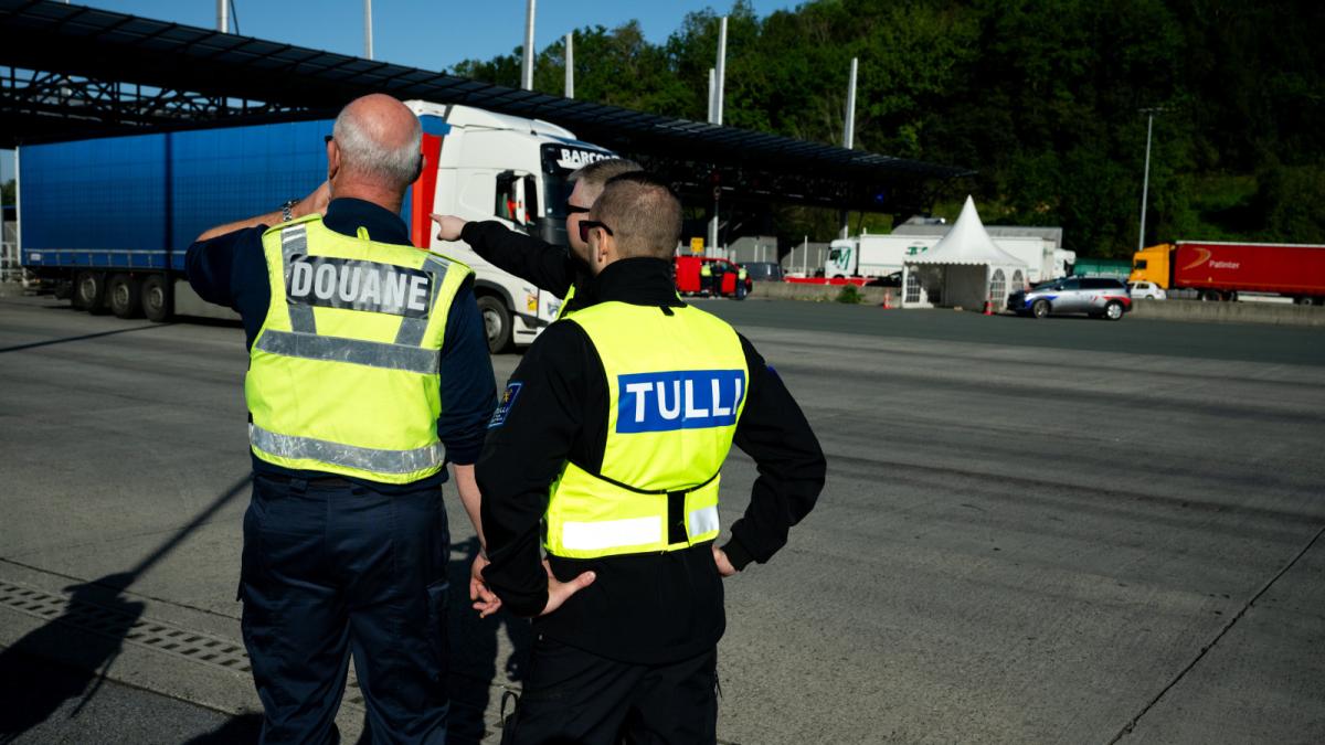 Viste de la douane finlandaise à la BSI d'Hendaye dans le cadre d'un échange communautaire sur les techniques de contrôles des véhicules routiers.