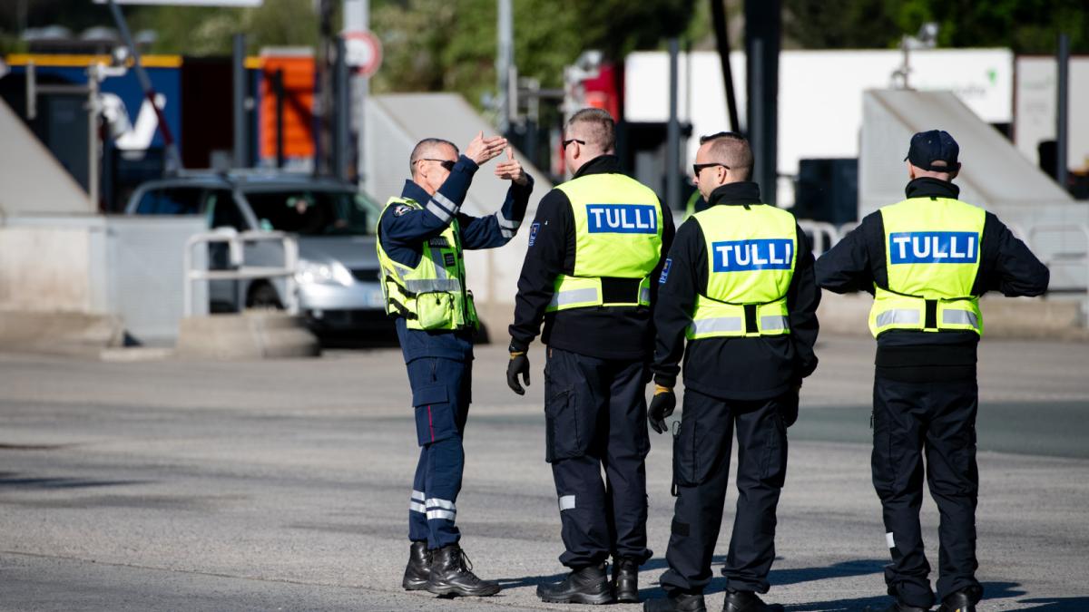 Viste de la douane finlandaise à la BSI d'Hendaye dans le cadre d'un échange communautaire sur les techniques de contrôles des véhicules routiers