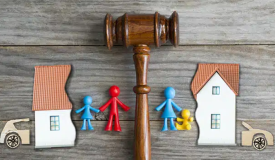 Maison avec famille séparée par un marteau de juge