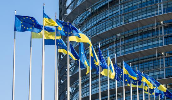 Drapeaux ukrainien et européen devant le Parlement européen