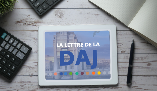 Tablette posée sur un bureau