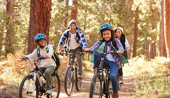 Famille en balade à vélo