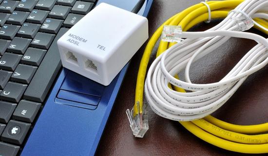 Un clavier et unj câble ethernet