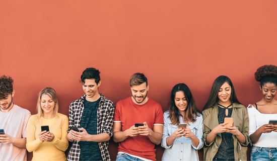 Illustration de jeunes connectés à leur smartphone