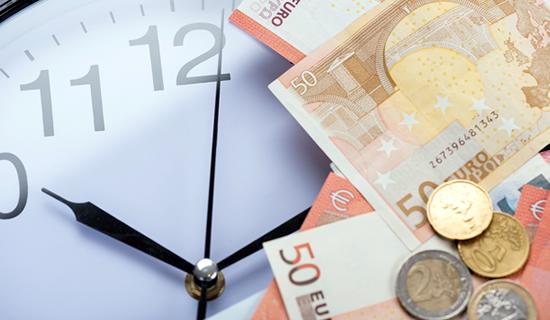 Des billets en euros et une horloge