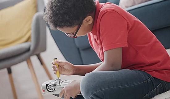 L'enfant joue avec un tournevis