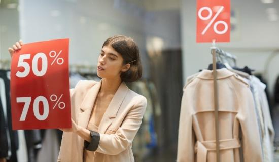 Une persone et une affiche 50% 70%