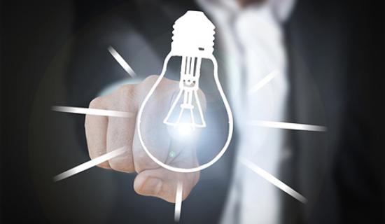 Concept de l'innovation avec ampoule