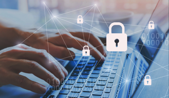 Cadenas sur un clavier symbolisant la protection contre le cybersquattage