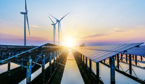 éoliennes et panneaux photovoltaïques avec coucher du soleil à l’horizon