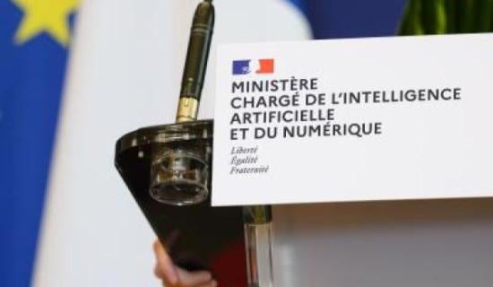 pupitre avec logo Ministère chargé de l’Intelligence artificielle et du Numérique