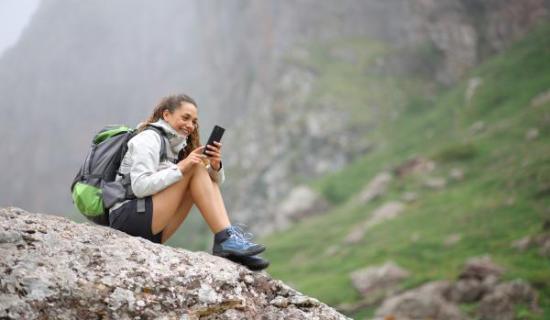 personne téléphonant en haute montagne