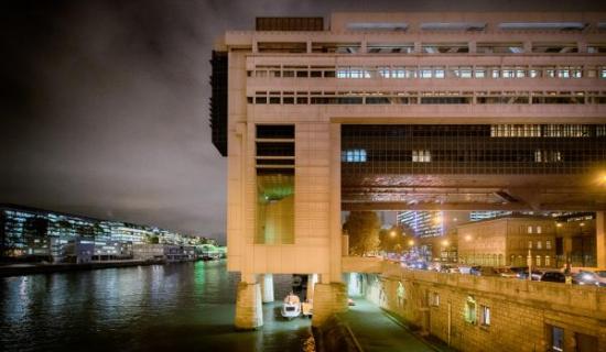 ministère de l'économie côté quai de seine la nuit