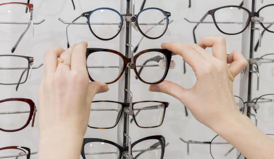 Main prenant des lunettes