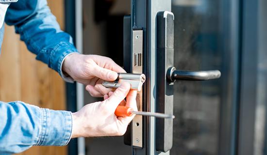 Un serrurier