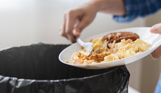 Mise &agrave; la poubelle d'aliments