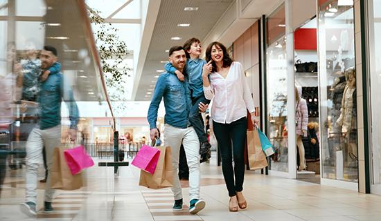 Shopping en couple dans un centre commercial