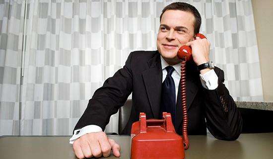 un homme au t&eacute;l&eacute;phone