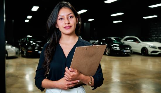Femme travaillant dans une entreprise de location de v&eacute;hicules