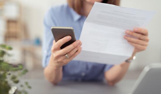 Une personne en train de lire une facture