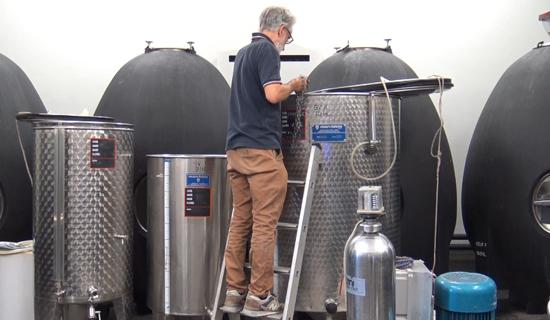 illustration d'une personne controlant du vin