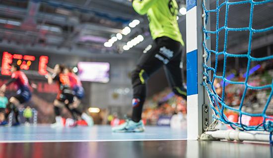 Dans une salle de sports, un gardien prot&egrave;ge sa cage de but