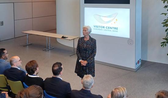 Christine Lagarde et les auditeurs de la 22e promotion du CHEDE à la Banque centrale européenne.