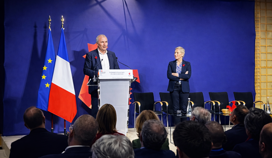 Pierre Pelouzet, remet le rapport de l'observatoire des relations entre start-ups et grands comptes à Anne Le Hénanff