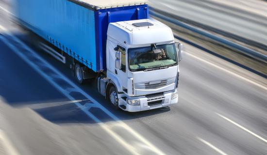 Camion roulant sur une autoroute