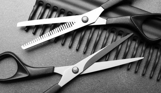 Des peignes et des paires de ciseaux de coiffeur