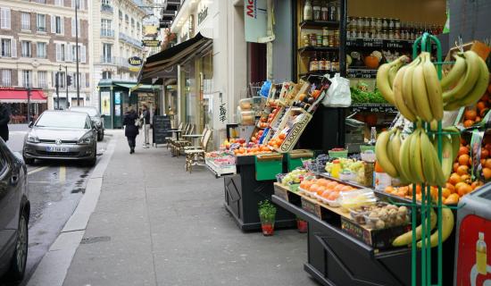 Epicerie donnant sur rue, étalage de fruits et légumes