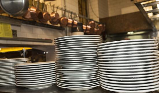 Des piles d'assiettes sur un comptoir de cuisine