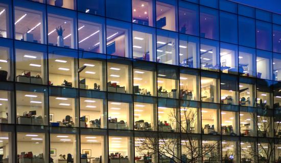 des dizaines de bureaux aux baies vitrées