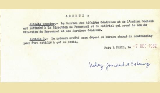 Extrait de l&rsquo;arr&ecirc;t&eacute; de cr&eacute;ation de la Direction du personnel et des services g&eacute;n&eacute;raux (DPSG) en 1962, sign&eacute; de la main de Val&eacute;ry Giscard d'Estaing