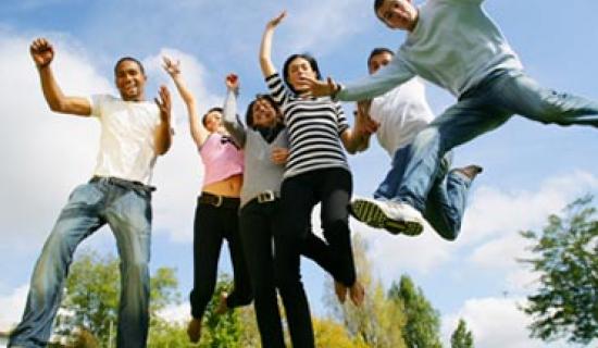 Jeunes qui sautent en l'air dans un parc